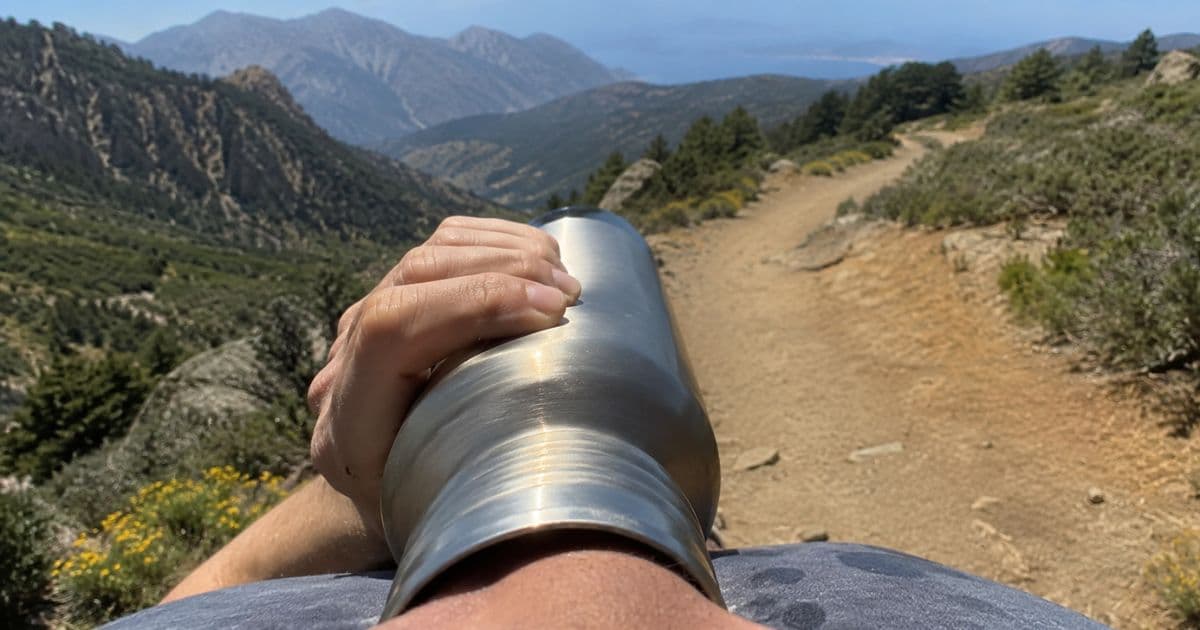 Wandern und Trinken: Wie viel Wasser pro Stunde wirklich nötig ist